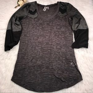 BKE black sparkly arrow 3/4 sleeve V Neck tee S